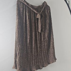 Elegant Black and Gold Pleated Skirt